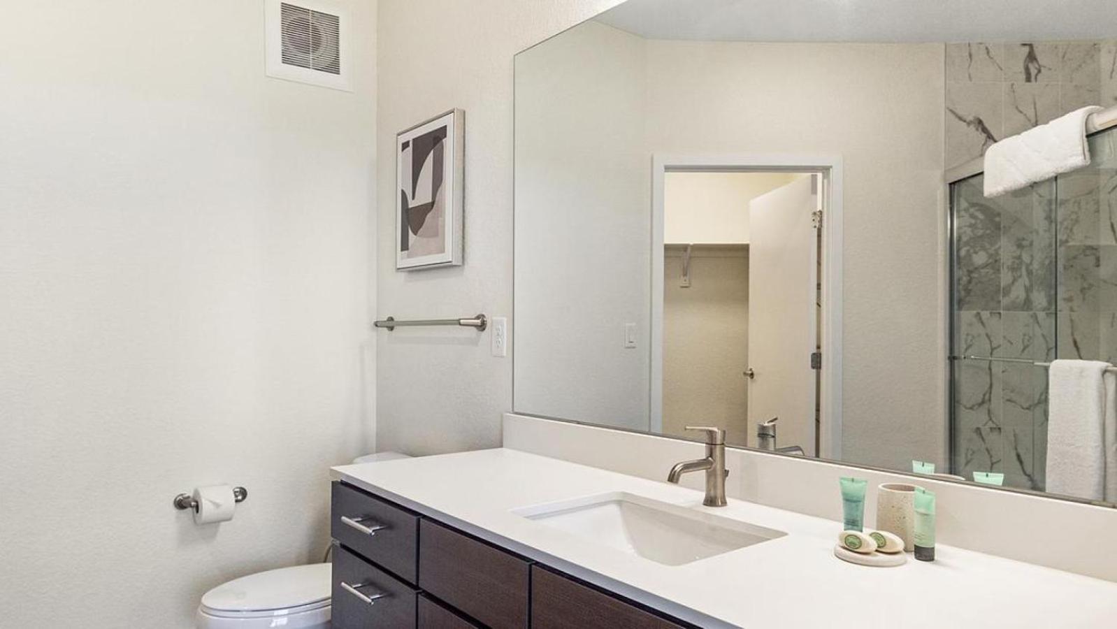 Apartment Landing Modern With Amazing Amenities *