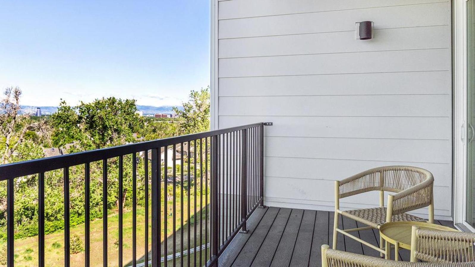 Landing Modern With Amazing Amenities *