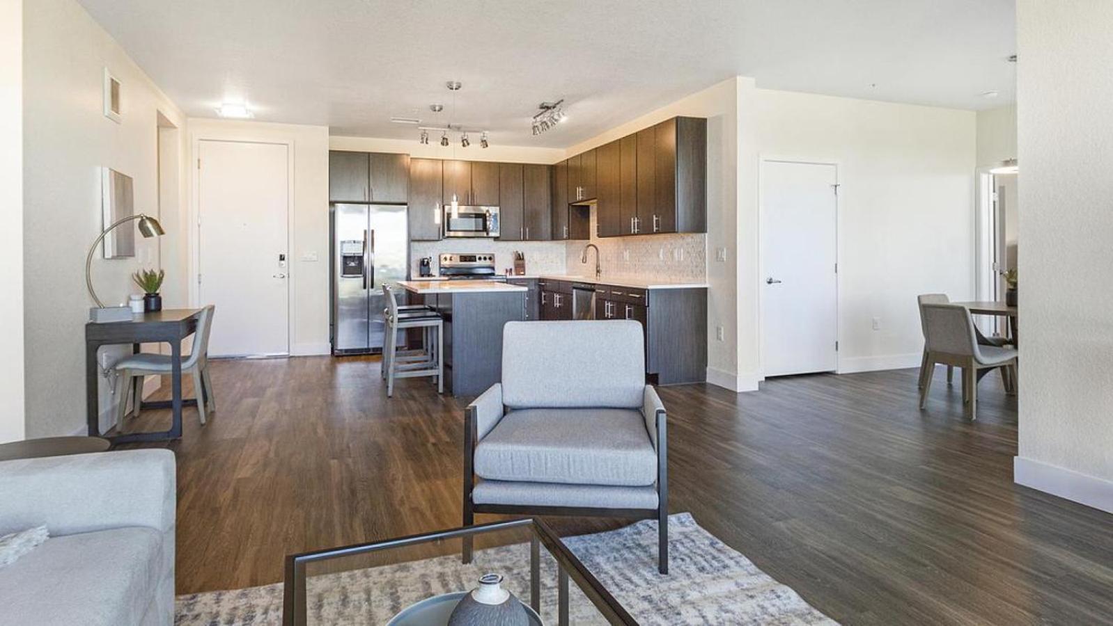 Landing Modern With Amazing Amenities Apartment