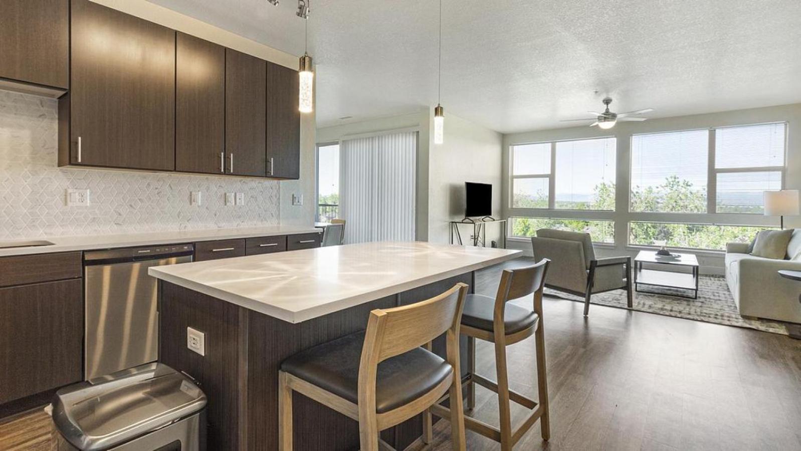 Apartment Landing Modern With Amazing Amenities Denver