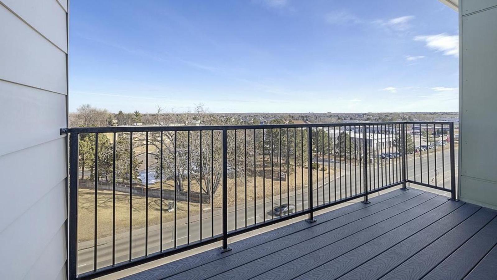 Apartment Landing Modern With Amazing Amenities Denver