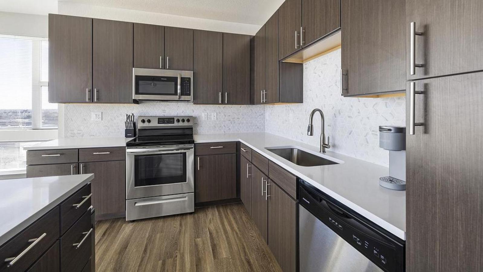 Landing Modern With Amazing Amenities Apartment