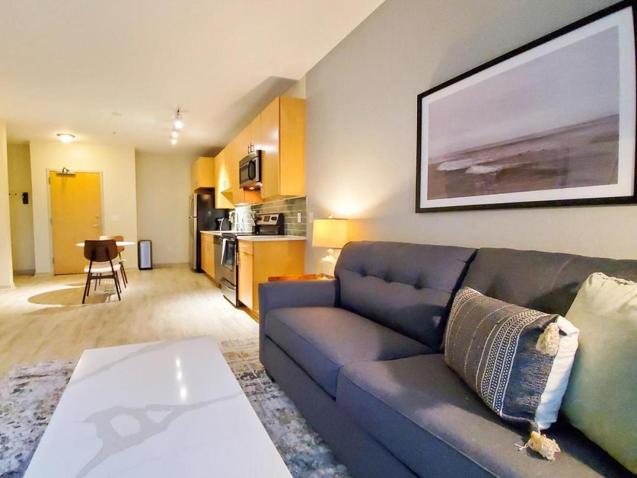 Apartment Landing Modern With Amazing Amenities *