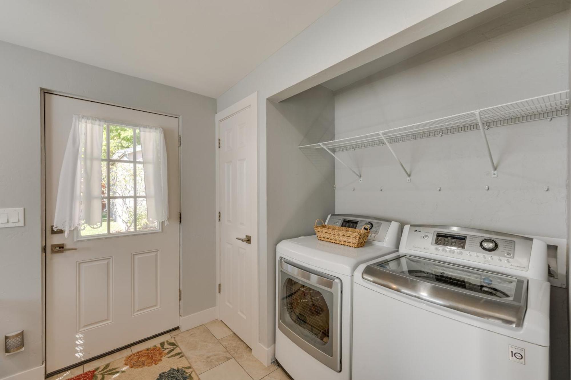 Bright With Backyard And Patio! Holiday home Denver