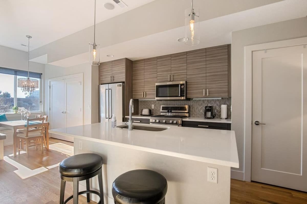 2 Bdr Roof Deck Walk To Broncos And Sloans Holiday home *