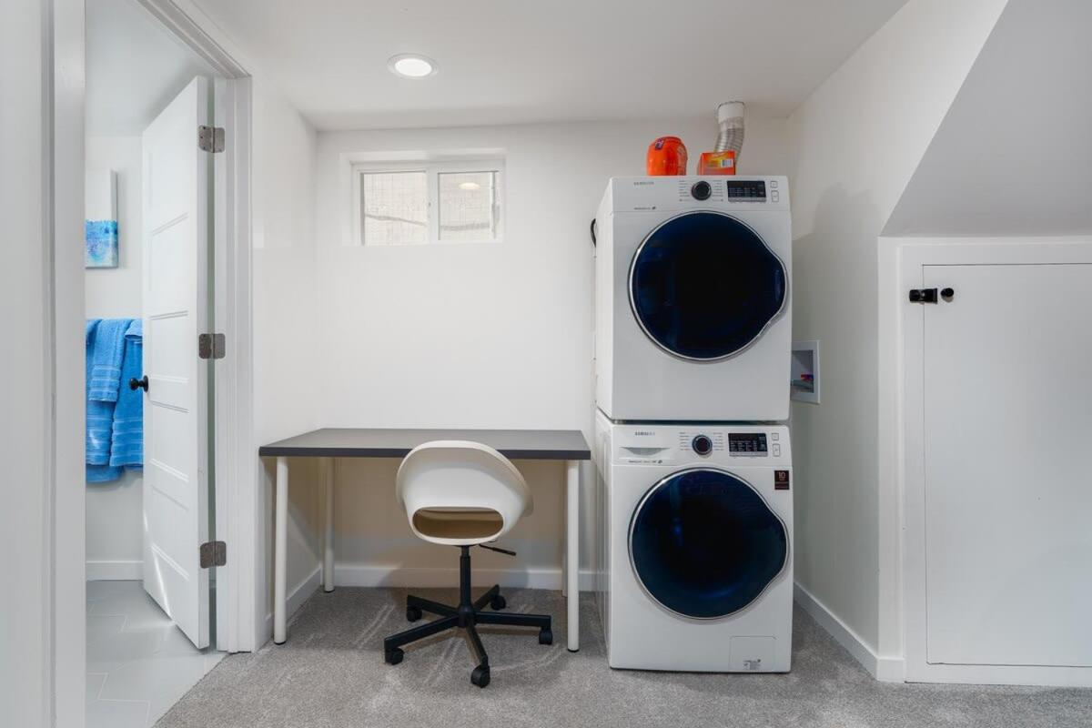 Sleek & Stylish Apt Steps From Bluebird Theater Apartment