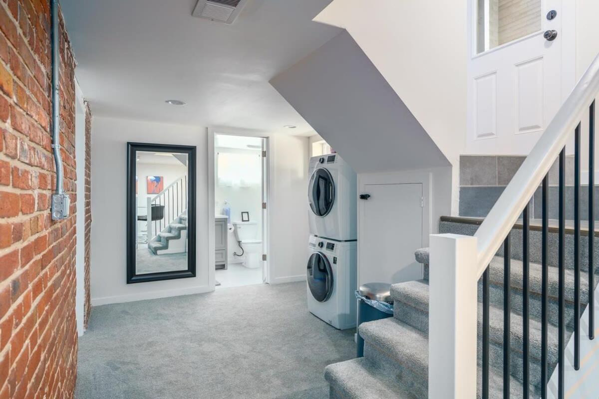 Sleek & Stylish Apt Steps From Bluebird Theater *