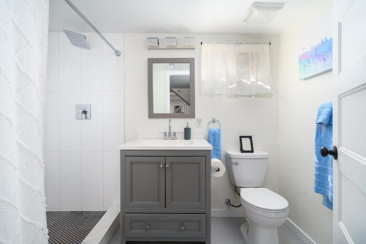 Sleek & Stylish Apt Steps From Bluebird Theater Denver