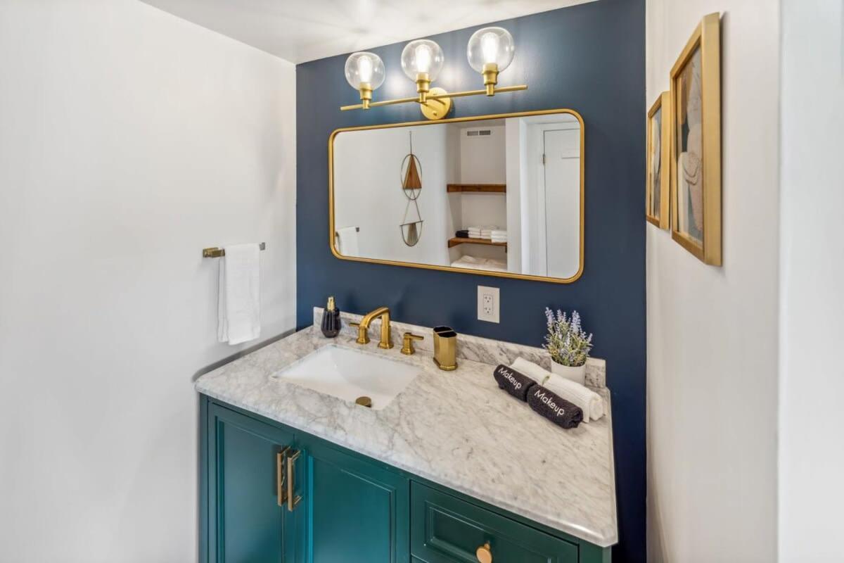 Apartment Stylish 2 Bedroom Apt Steps From Regis Tennyson St *