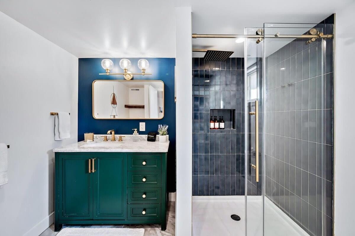 Stylish 2 Bedroom Apt Steps From Regis Tennyson St Apartment *
