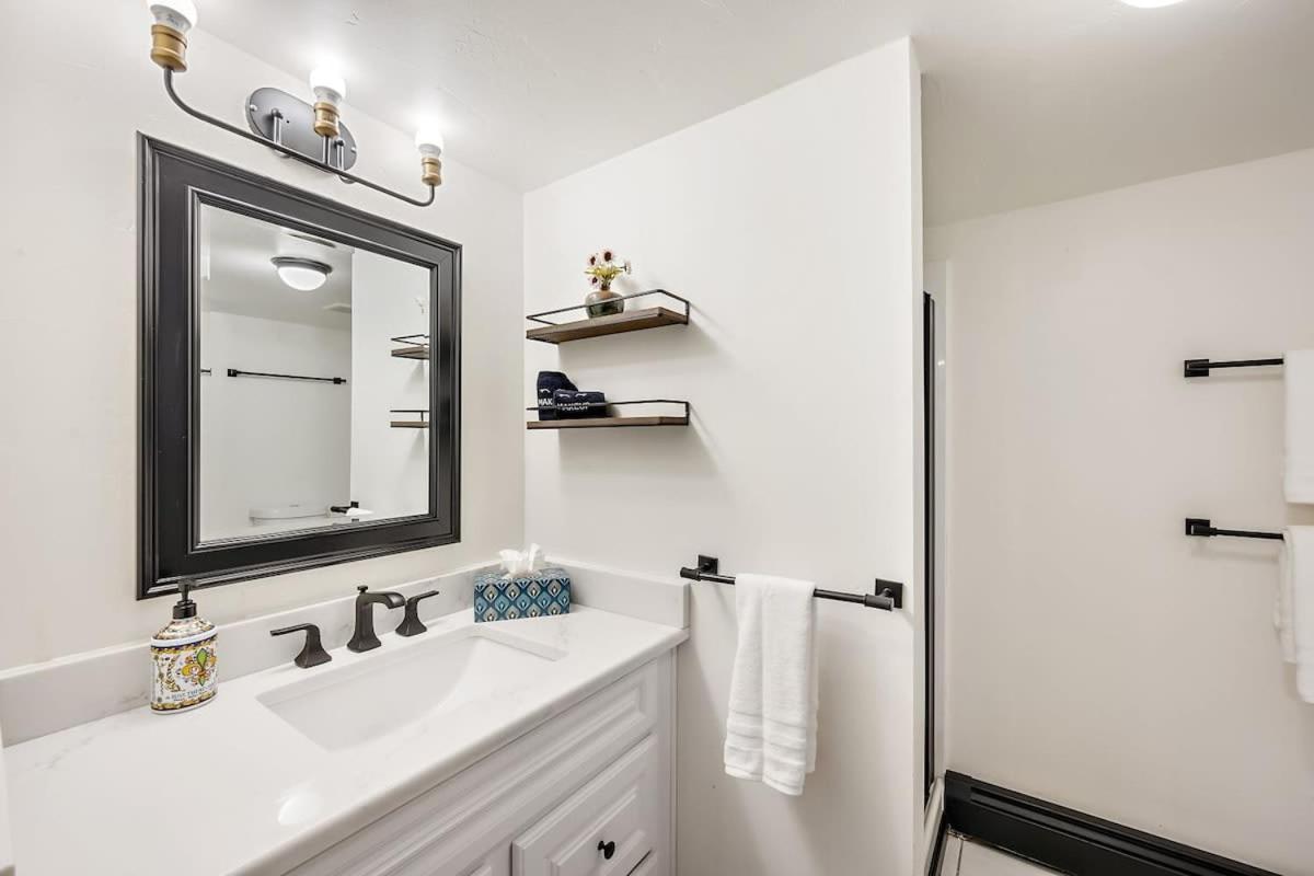 Apartment Charming & Updated Garden Level In Heart Of *