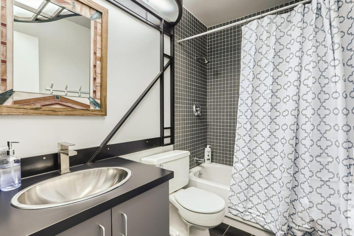 Sunny Suburban Getaway 4br 3ba W Pool *