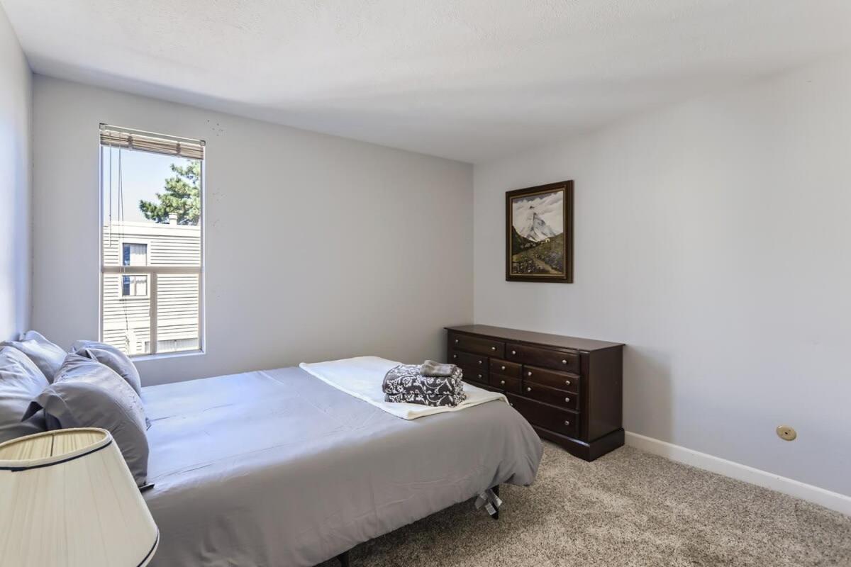 Sunny Suburban Getaway 4br 3ba W Pool *