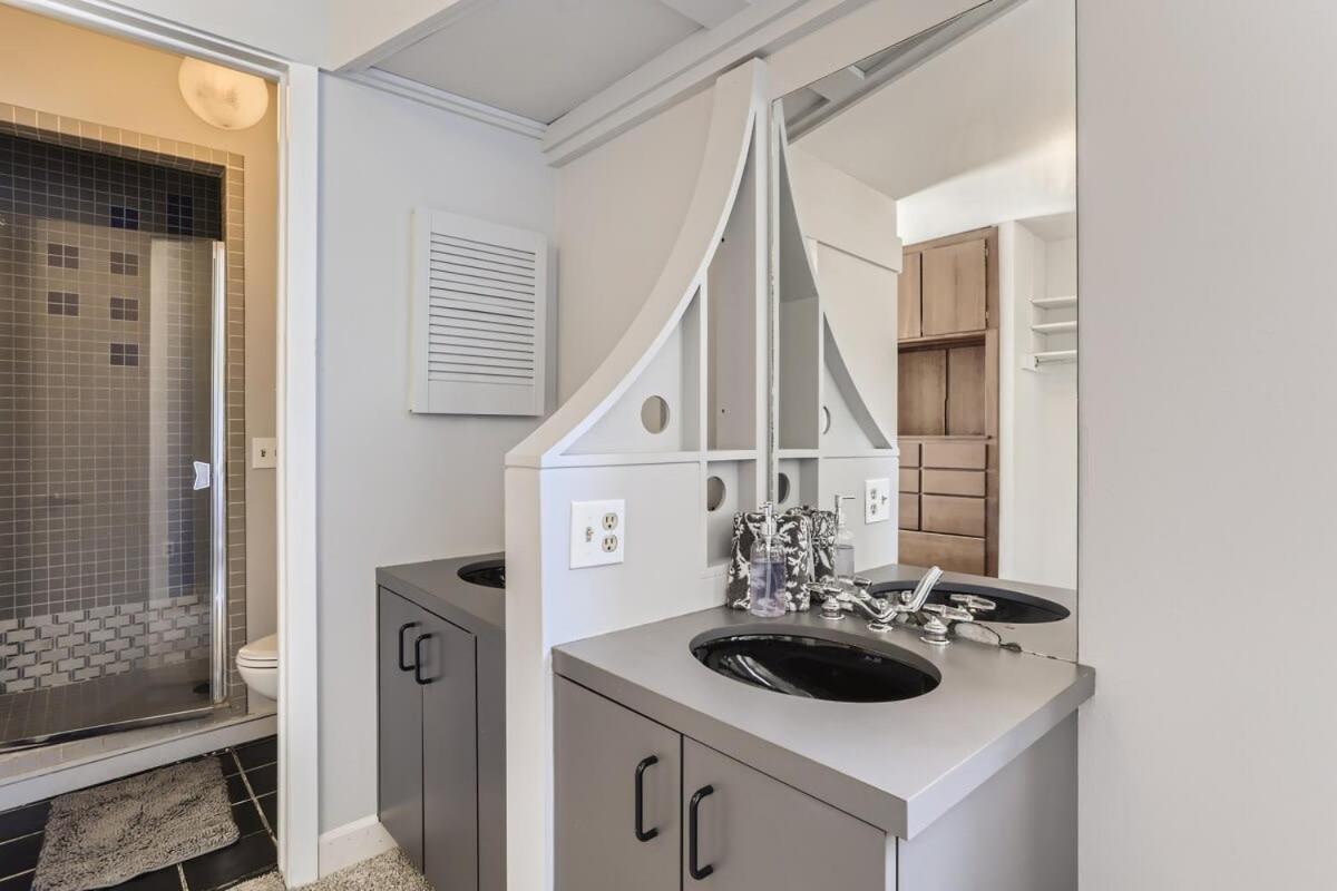 Sunny Suburban Getaway 4br 3ba W Pool Holiday home