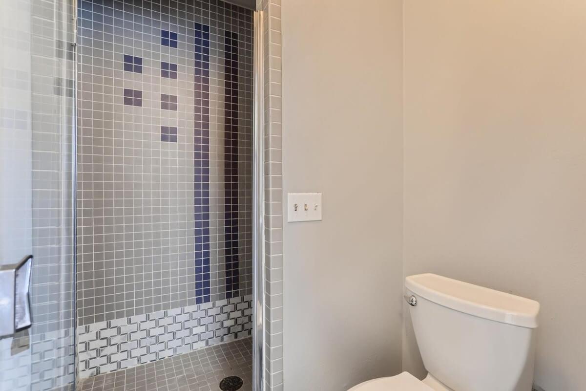 Sunny Suburban Getaway 4br 3ba W Pool *