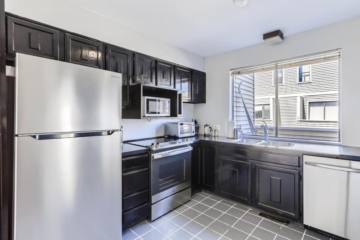 Sunny Suburban Getaway 4br 3ba W Pool * Denver