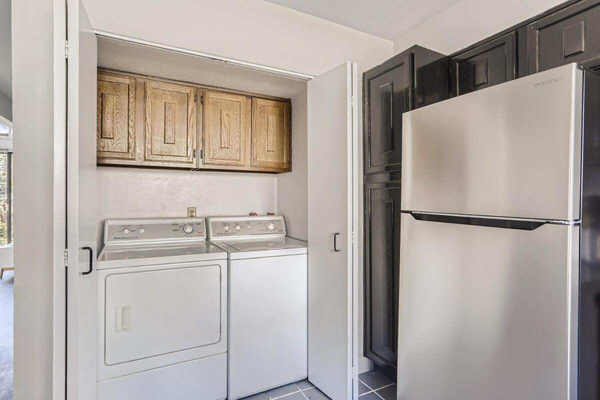 Sunny Suburban Getaway 4br 3ba W Pool Holiday home Denver