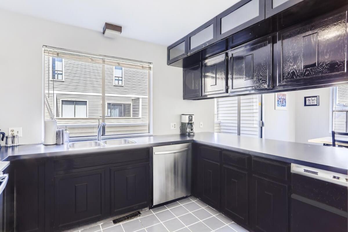 Sunny Suburban Getaway 4br 3ba W Pool