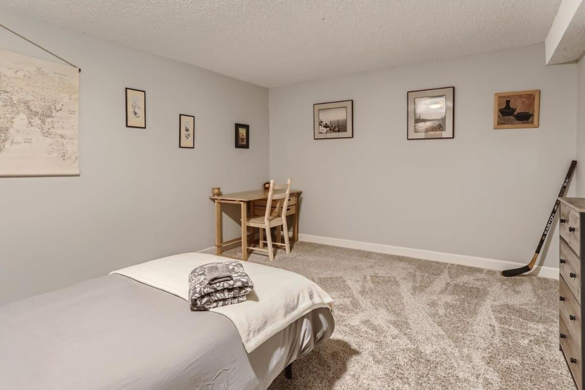 Sunny Suburban Getaway 4br 3ba W Pool Denver