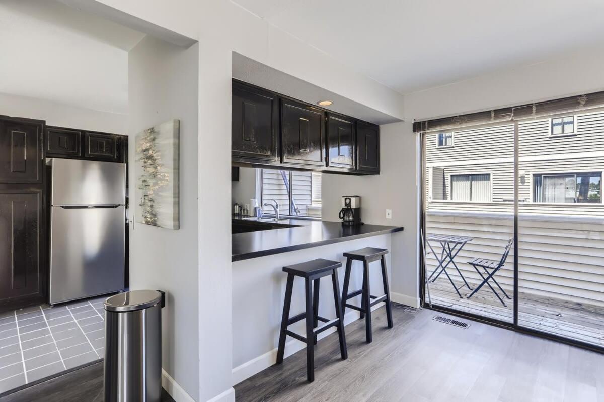 Sunny Suburban Getaway 4br 3ba W Pool Holiday home *