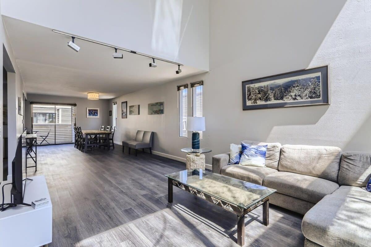 Sunny Suburban Getaway 4br 3ba W Pool Holiday home