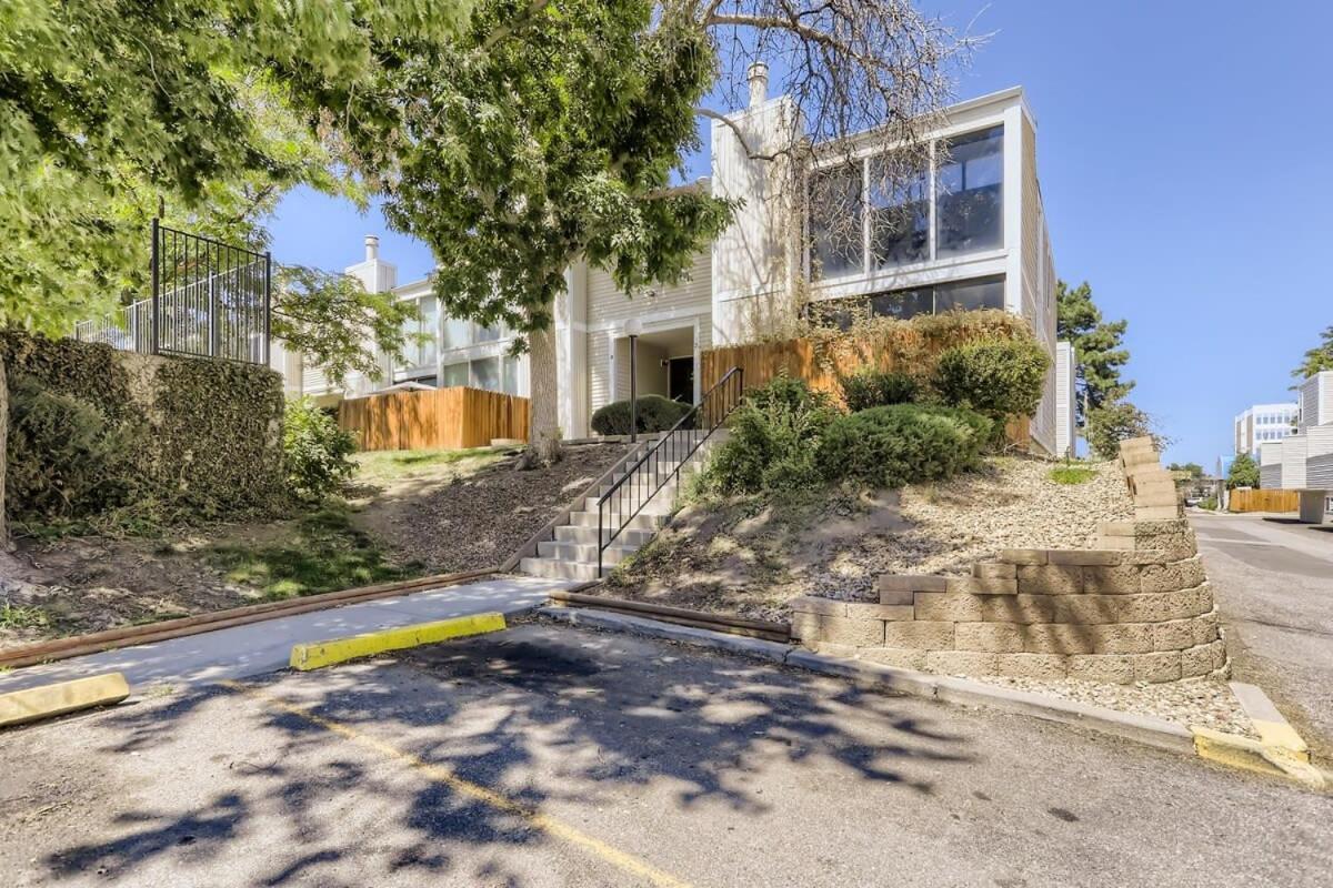Sunny Suburban Getaway 4br 3ba W Pool * Denver