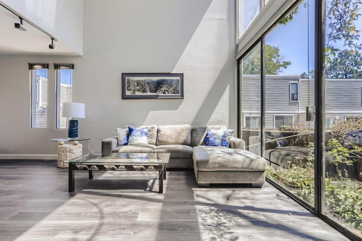 Sunny Suburban Getaway 4br 3ba W Pool Denver