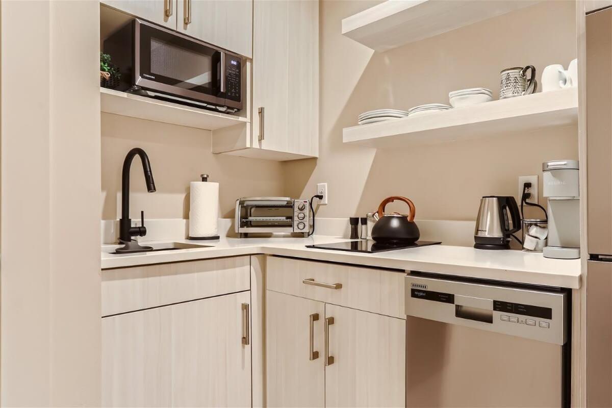 Serenity At Sloan's 1-br With A Modern Twist