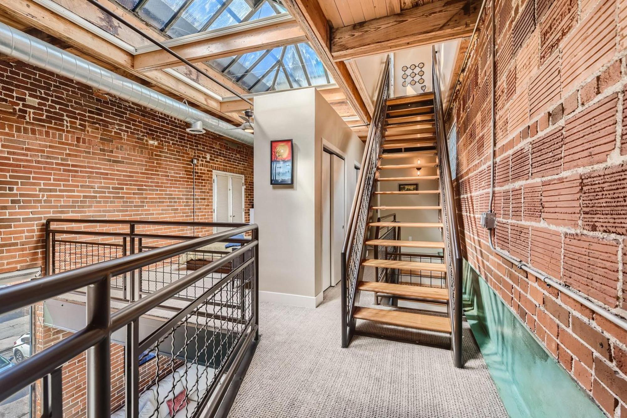 1515 Ogden 7 *