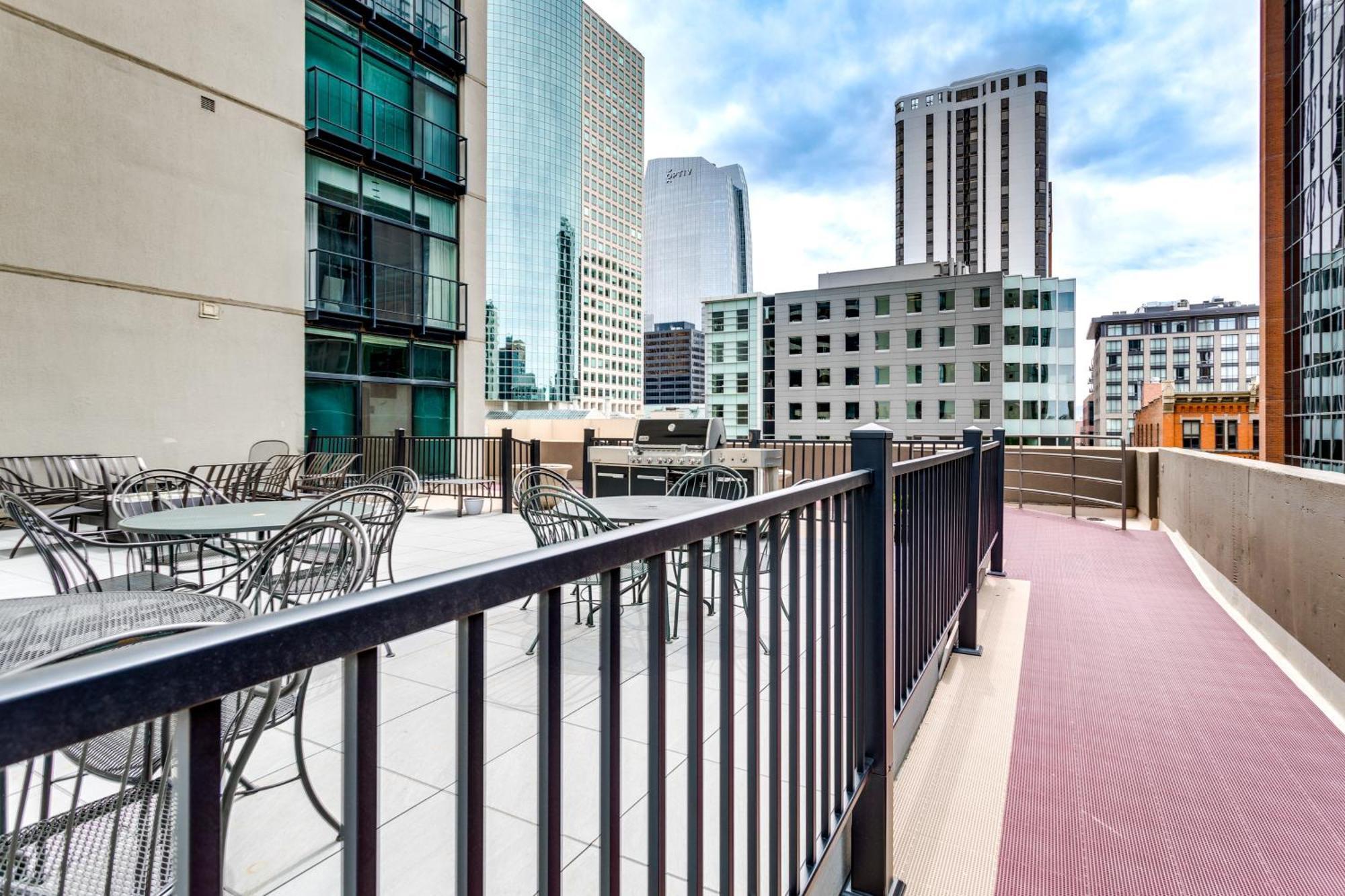 Downtown In The Center Of The City! Apartment