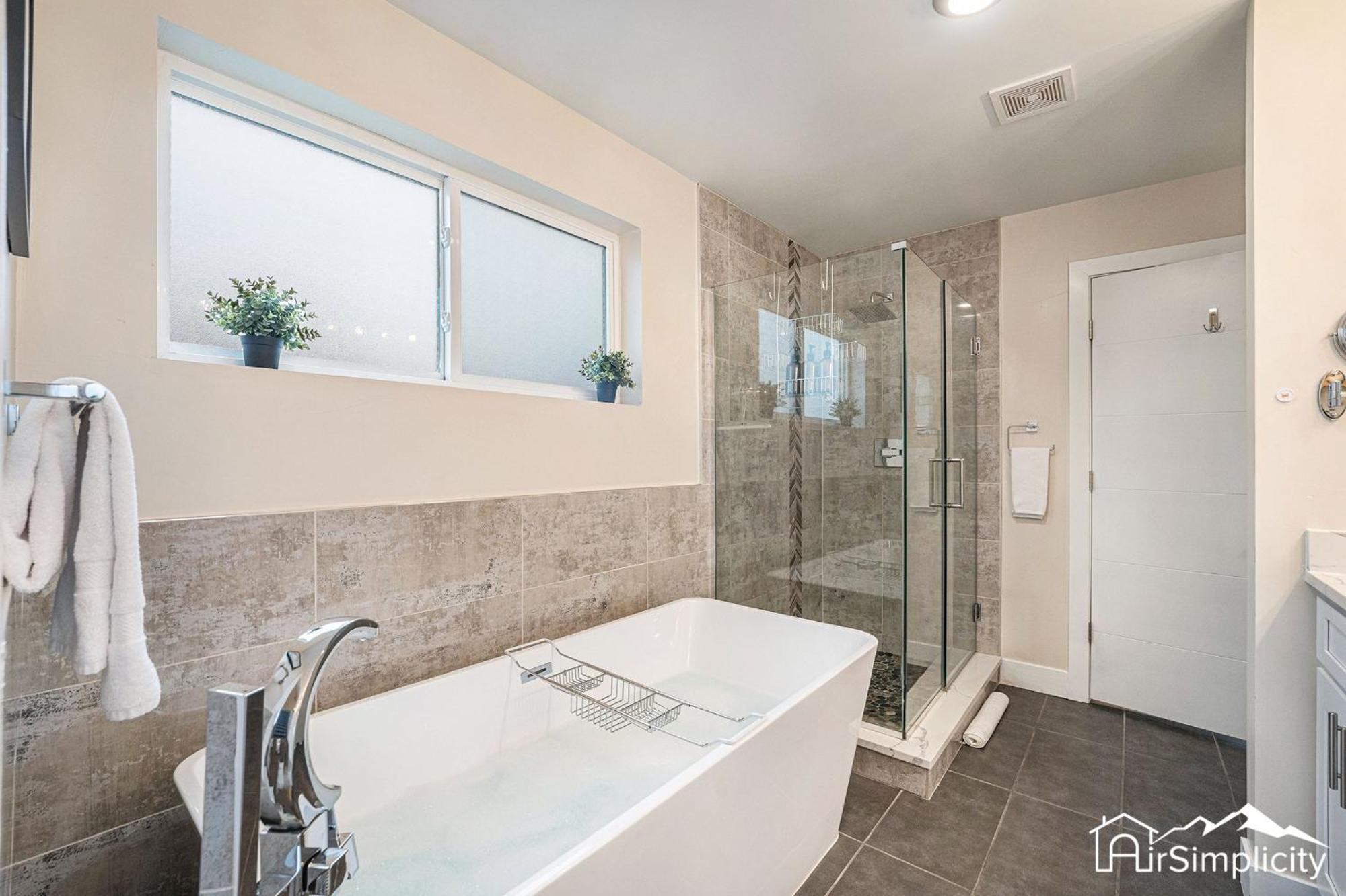 Sloan's Loft Hot Tub & Rooftop Patio Holiday home *