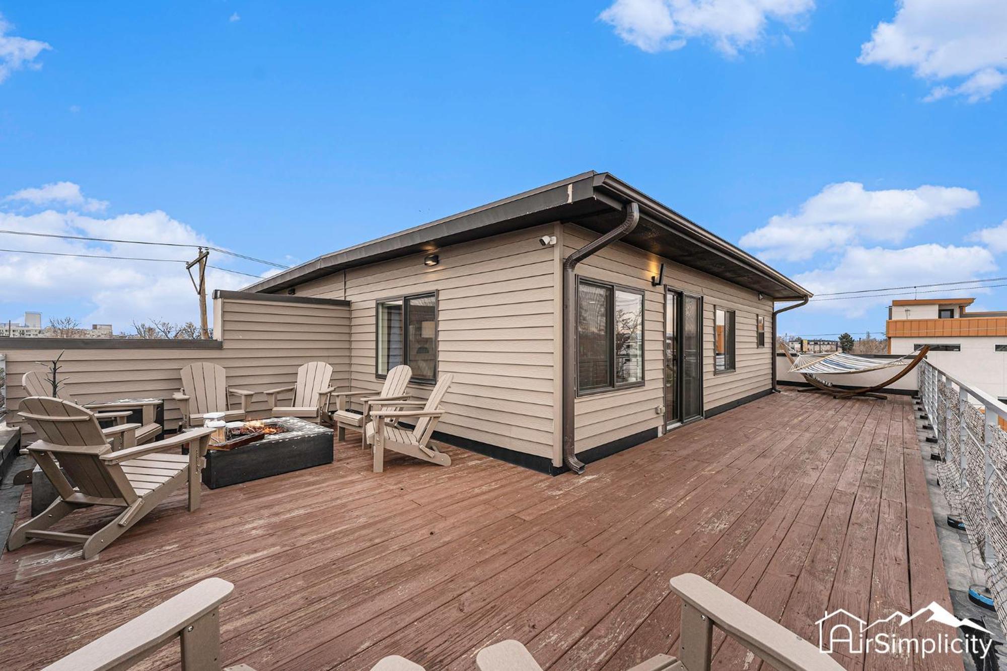 Sloan's Loft Hot Tub & Rooftop Patio *