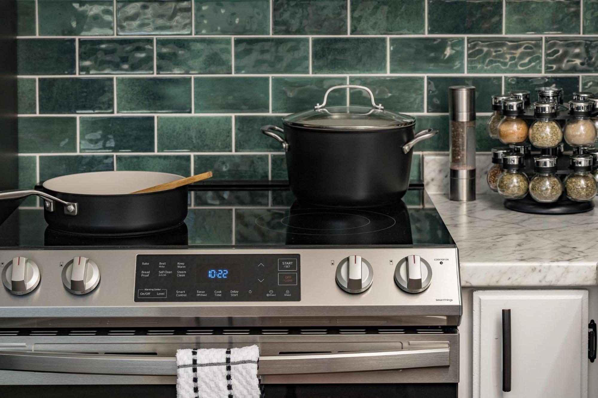Your Gateway To Denver's Hotspots Or Downtown Apartment *
