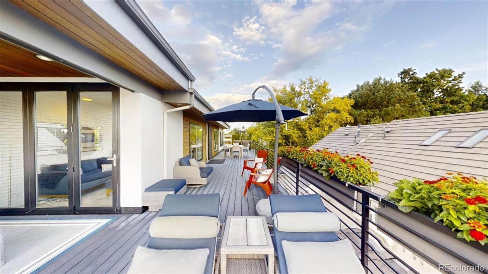 Luxurious, Modern Townhome 5 Minute Walk From Cherry Creek North Holiday home