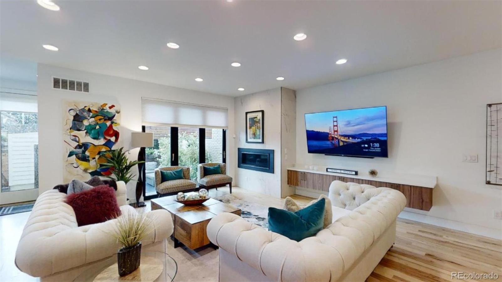 Luxurious, Modern Townhome 5 Minute Walk From Cherry Creek North Holiday home