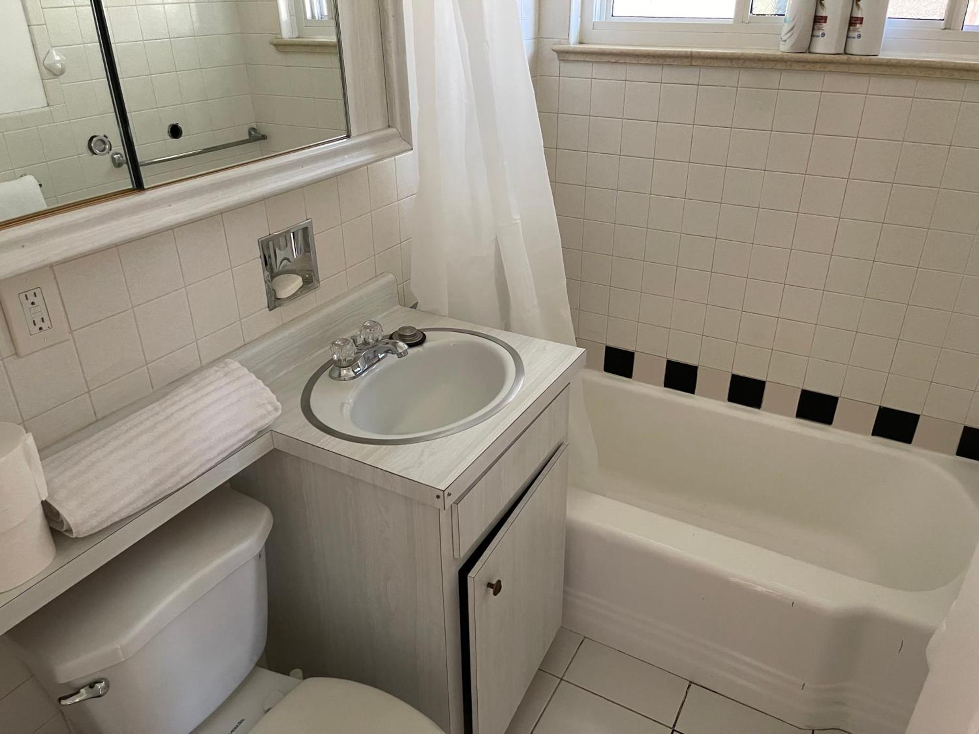 Homestay Shared House Denver- Queen Sleeper Sofa-24hr Self Check In One Person Denver