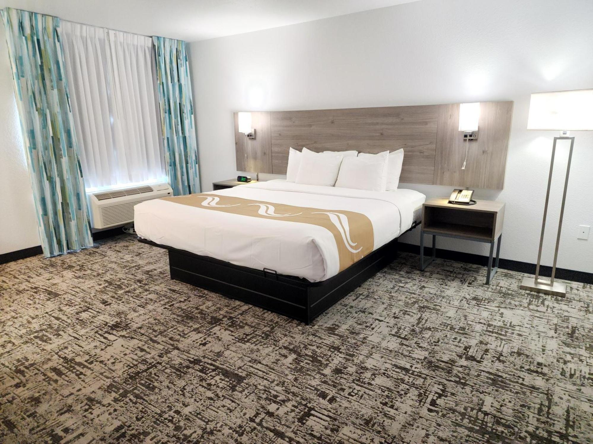 Quality & International Airport Hotel 3*