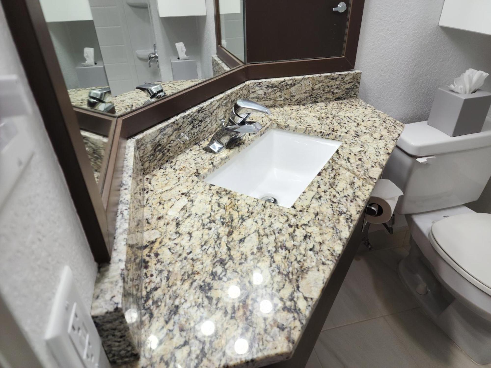 Quality & International Airport Hotel 3*