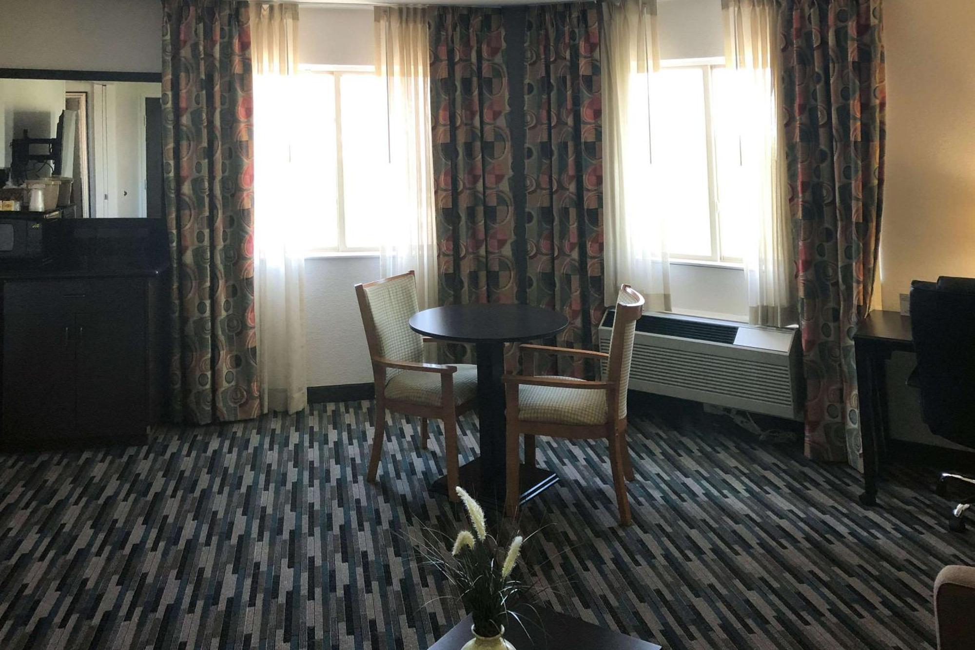 Hotel Quality & International Airport 3*