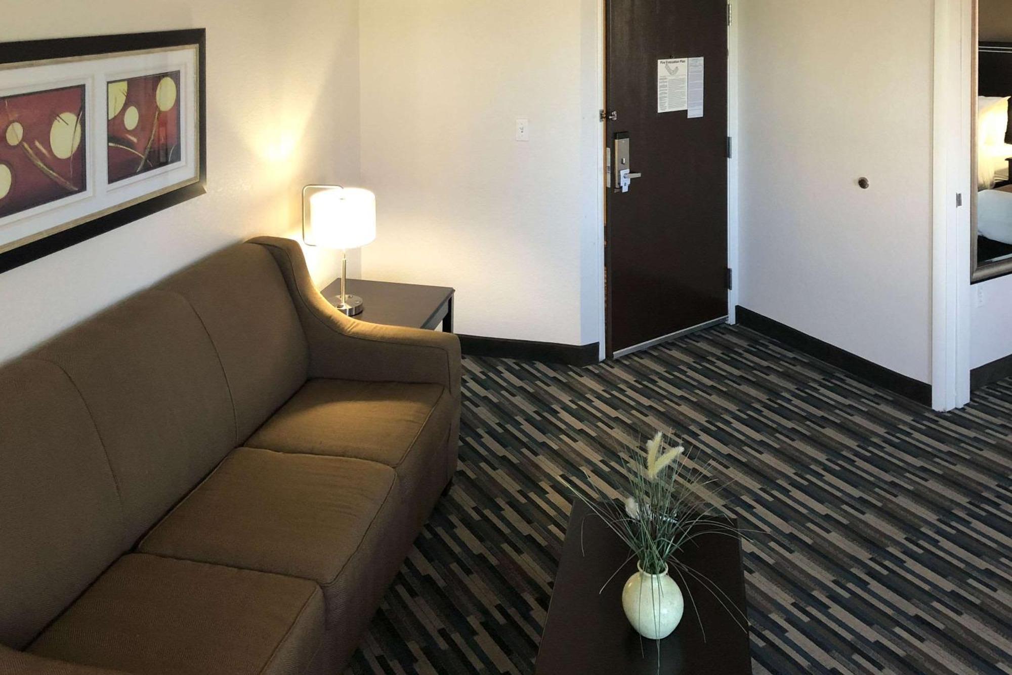 Hotel Quality & International Airport 3*