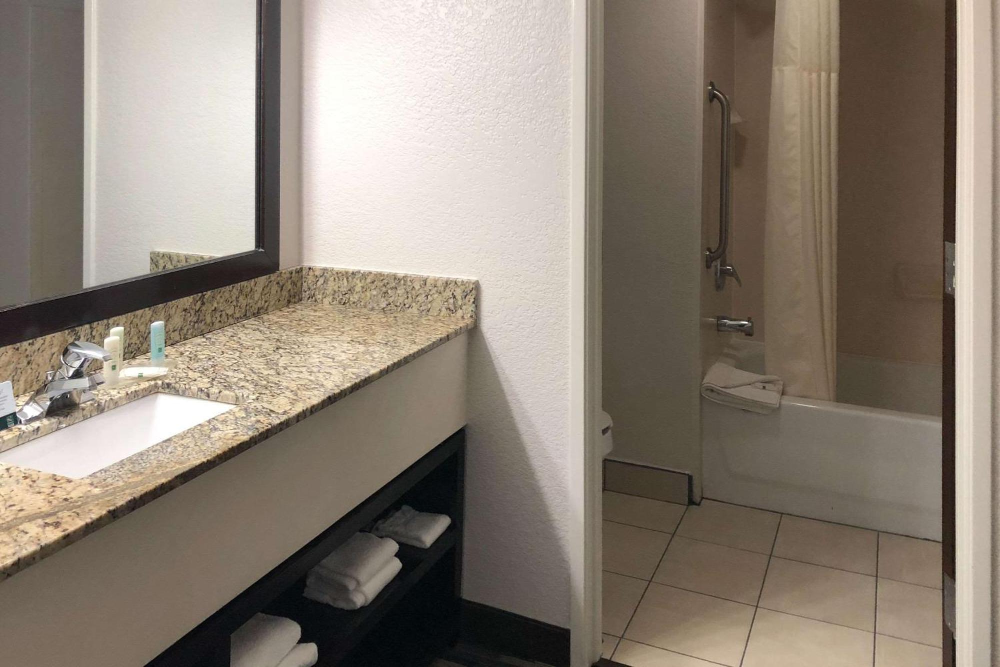 Quality & International Airport 3* Denver