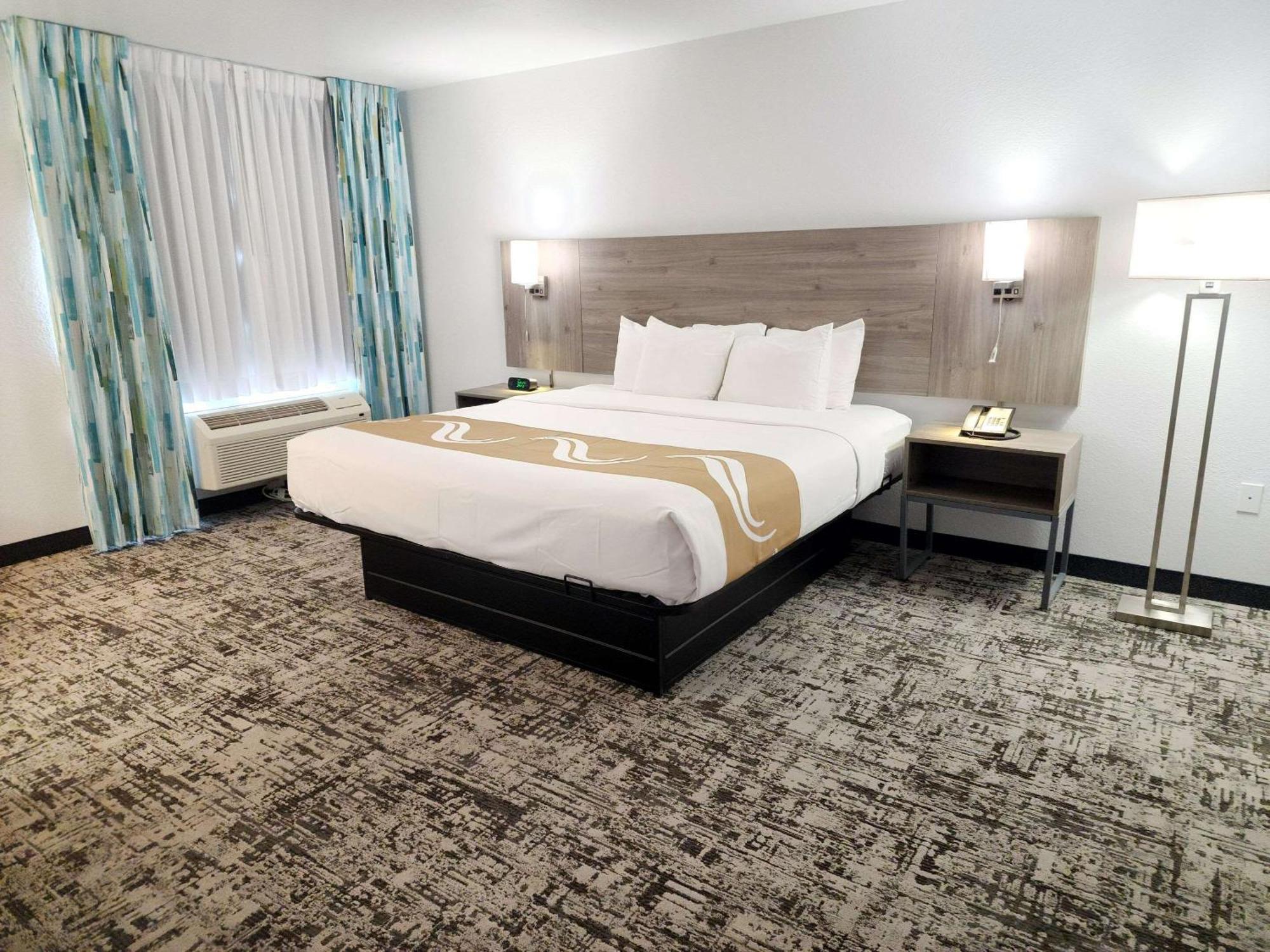 Quality & International Airport Hotel 3*