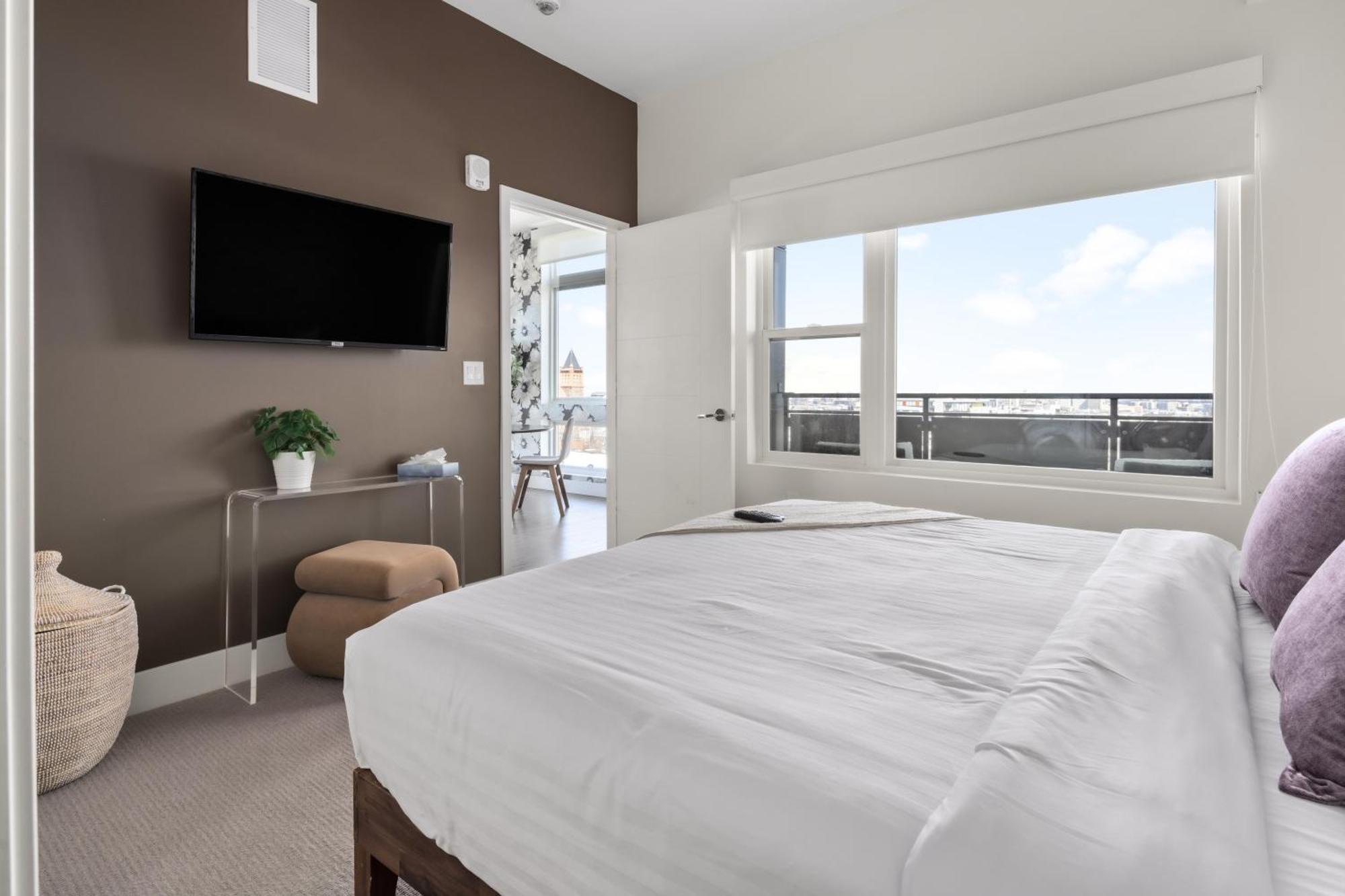 Floor | Amazing Windows | Zuni Lofts Holiday home Denver