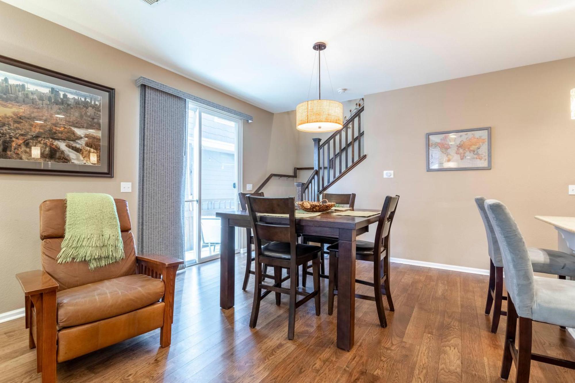 Spacious Family Friendly Townhome In Park *