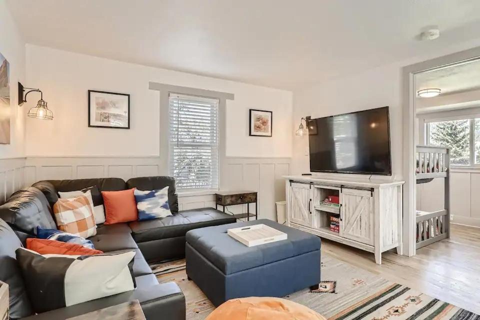 New 4b 2b Eclectic East Colfax Holiday home
