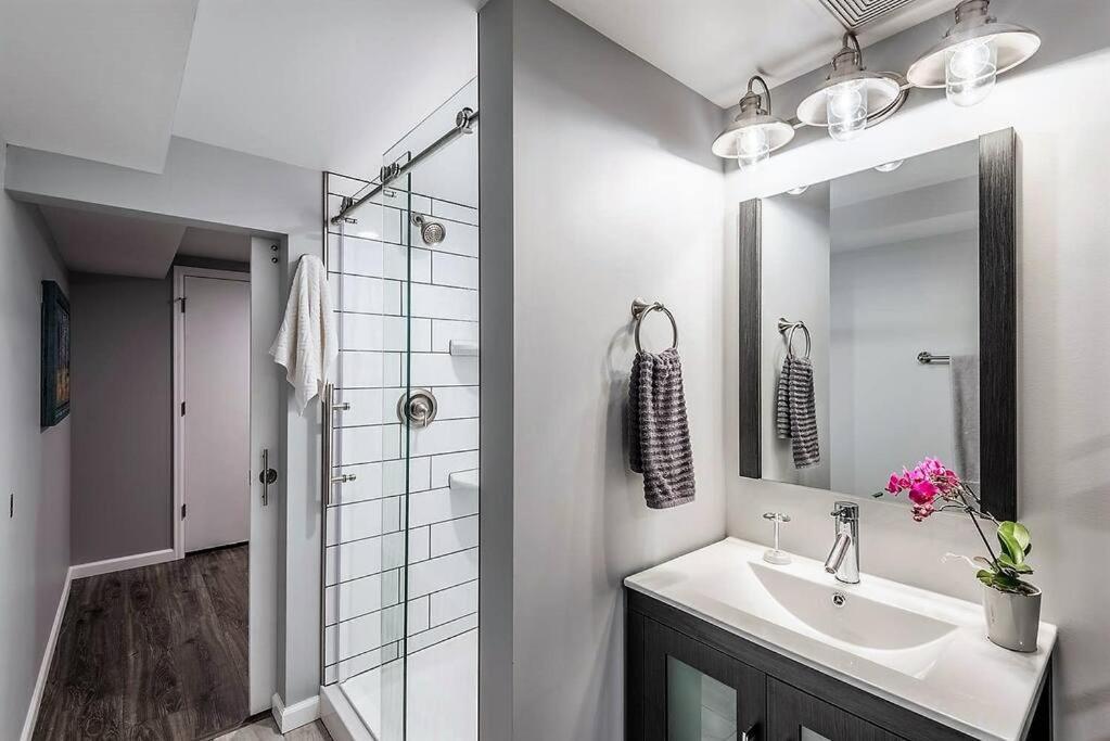 Just Renovated, Fully Stocked With Free Parking Holiday home Denver