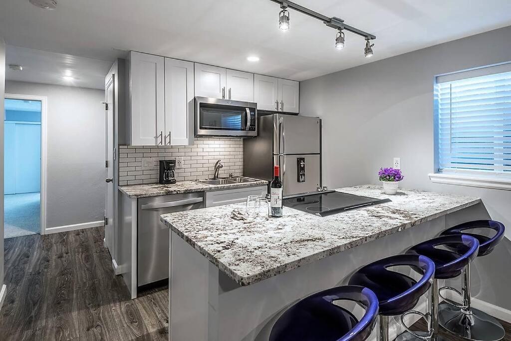 Just Renovated, Fully Stocked With Free Parking * Denver