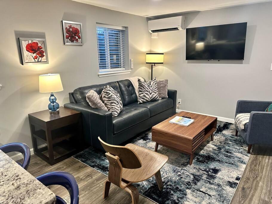 Just Renovated, Fully Stocked With Free Parking Holiday home *
