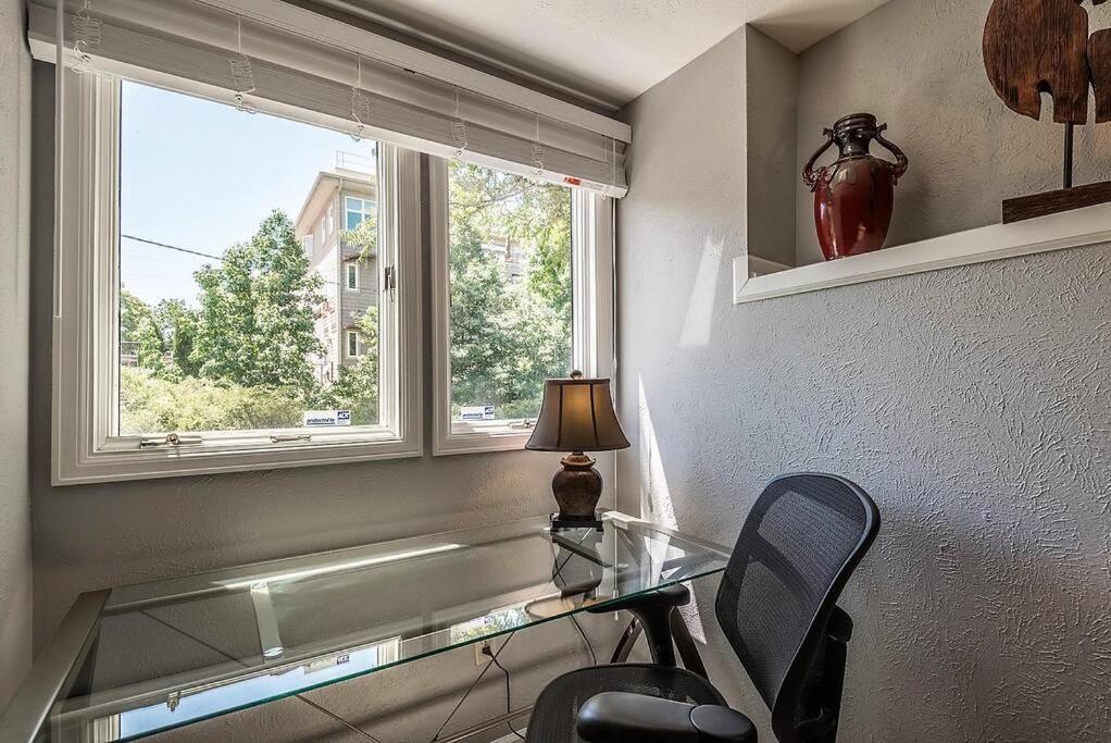 Just Renovated, Fully Stocked With Free Parking * Denver
