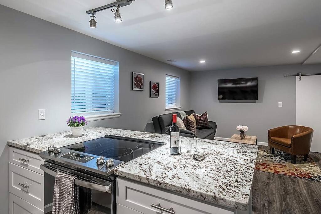 Just Renovated, Fully Stocked With Free Parking Holiday home
